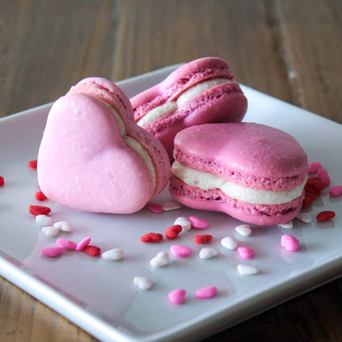 These cinnamon spiced heart macarons are the perfect way to celebrate Valentine's Day. | livforcake.com