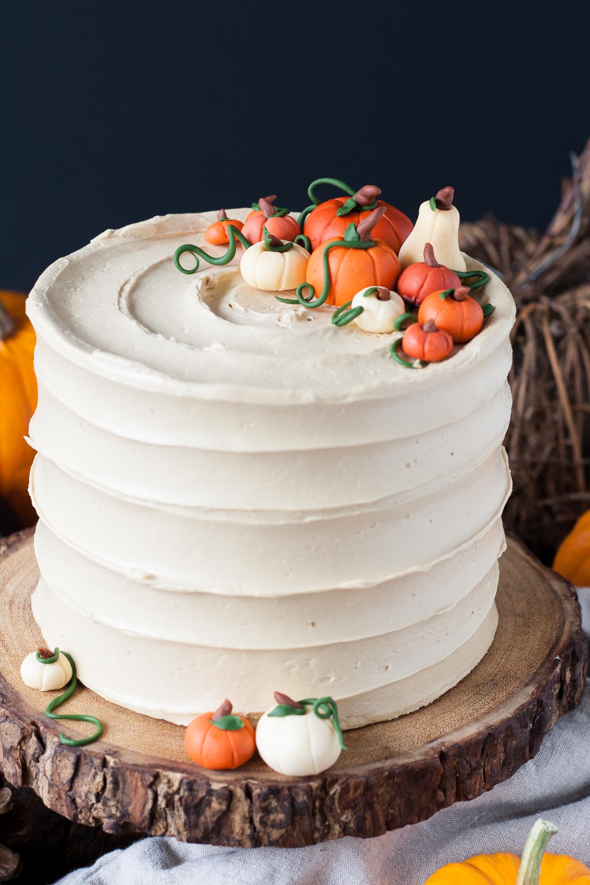 This Pumpkin Spice Latte Cake is your favorite Fall beverage in cake form! Pumpkin spice flavoured cake with an espresso buttercream. | livforcake.com