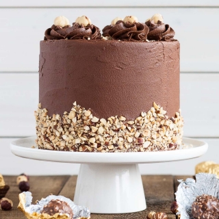 This Ferrero Rocher Cake is your favourite chocolate hazelnut treat in cake form! | livforcake.com