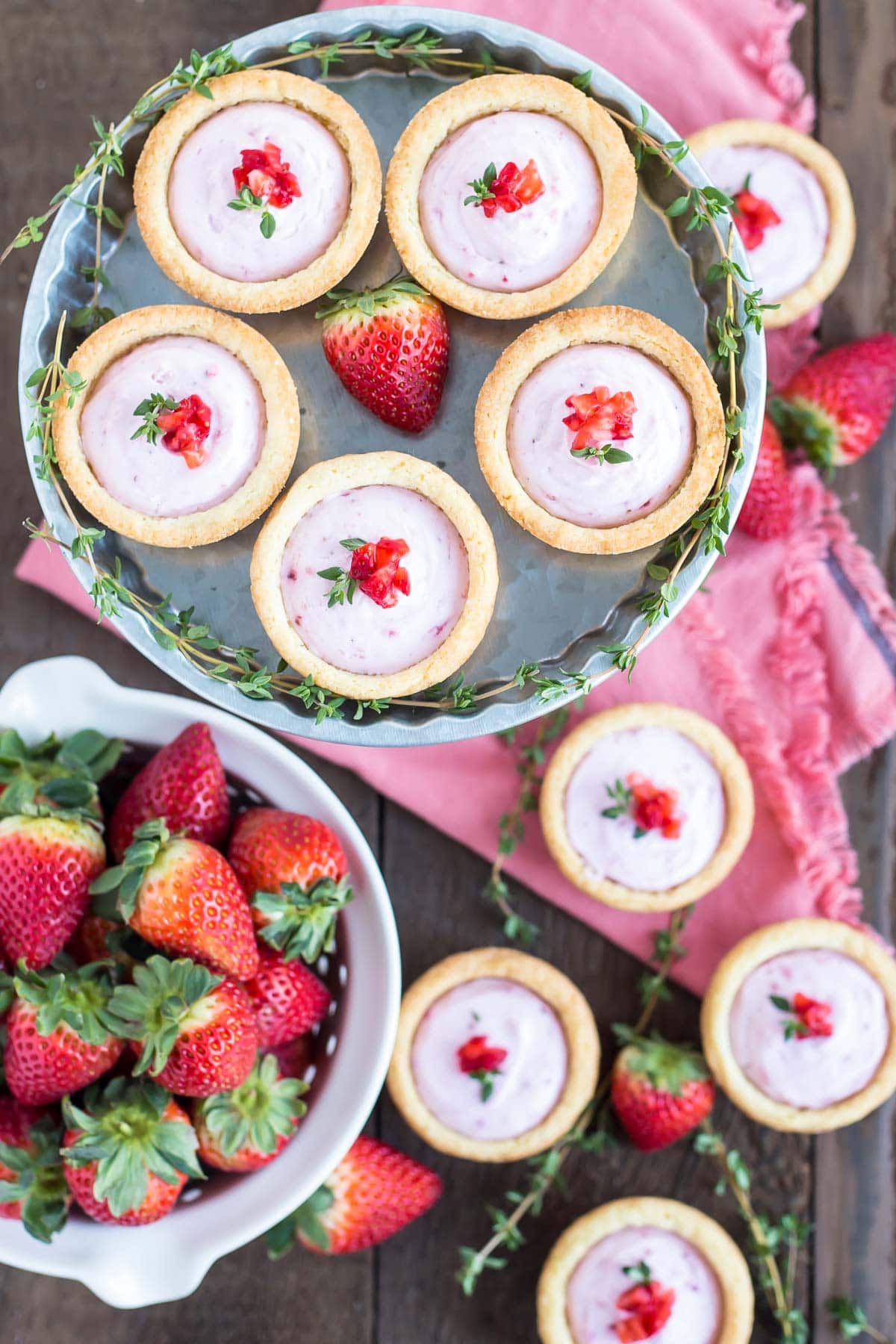 These Strawberry Cheesecake Cookie Cups are the perfect pairing of fruity cheesecake and chewy sugar cookies. | livforcake.com
