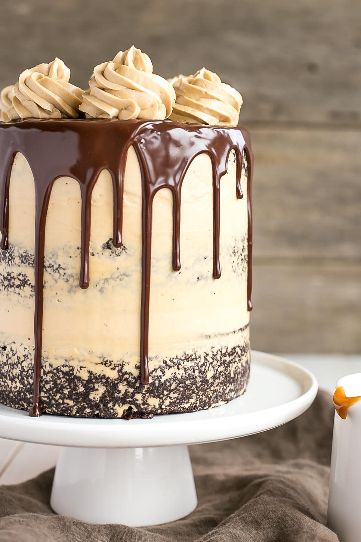 The ultimate combo of chocolate and caramel come together in this delicious Chocolate Dulce de Leche Cake. | livforcake.com