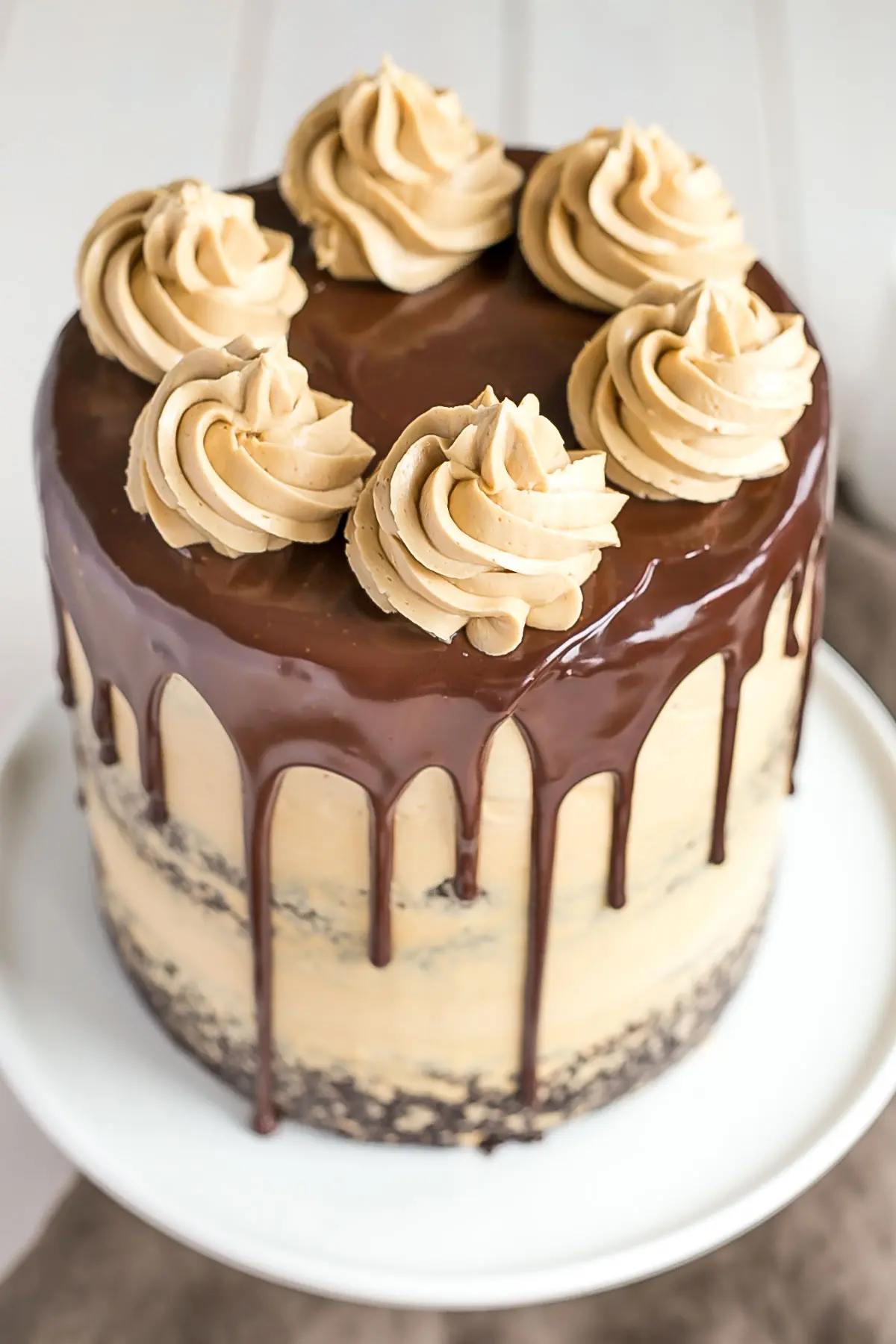 The ultimate combo of chocolate and caramel come together in this delicious Chocolate Dulce de Leche Cake. | livforcake.com