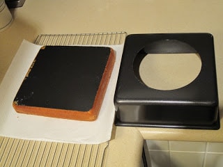 Cake pan with bottom that releases.