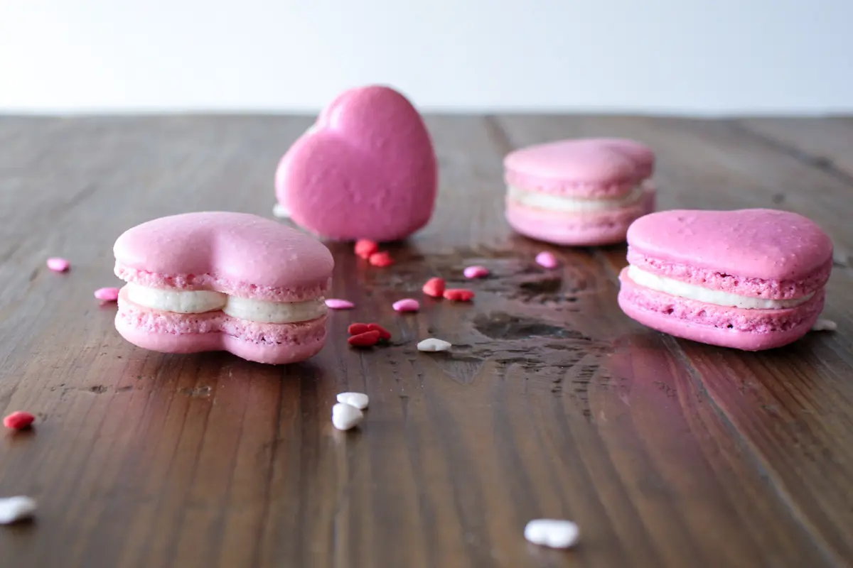 Macarons sur une table en bois.