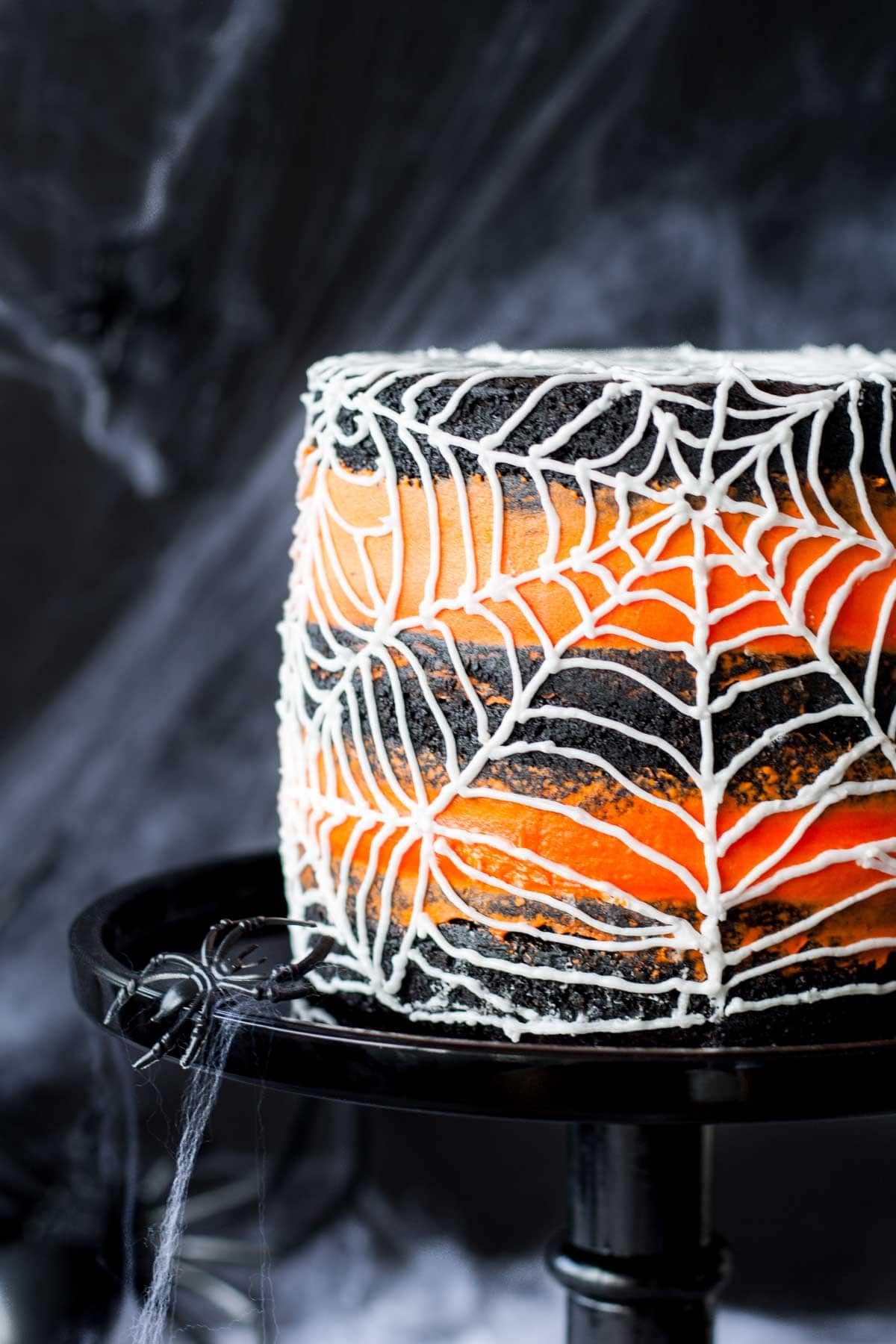 Close up of the spiderweb on the side of the cake.