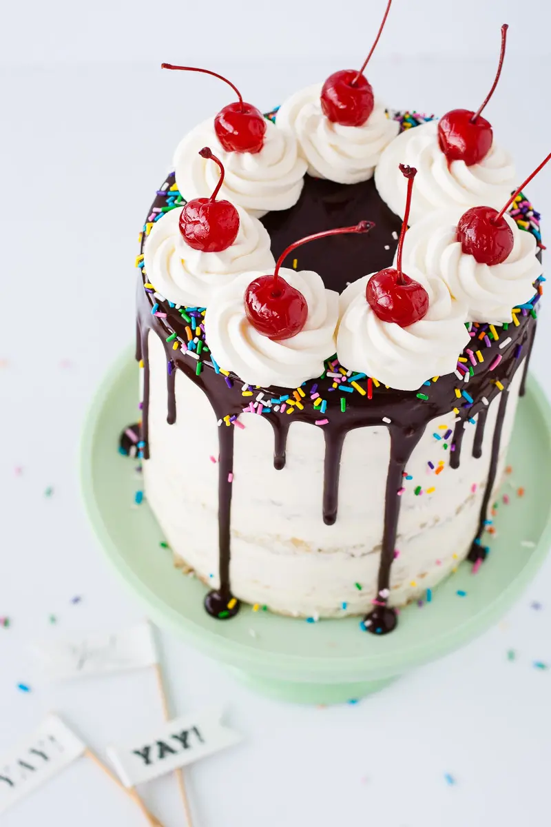 A broken cake with raisins in the hands of a girl. Homemade cake. Concept  of homework during the quarantine period. 4791420 Stock Photo at Vecteezy