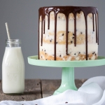 Milk & Cookies Cake! A childhood favorite gets an extreme makeover into this decadent Milk & Cookies Cake! | livforcake.com