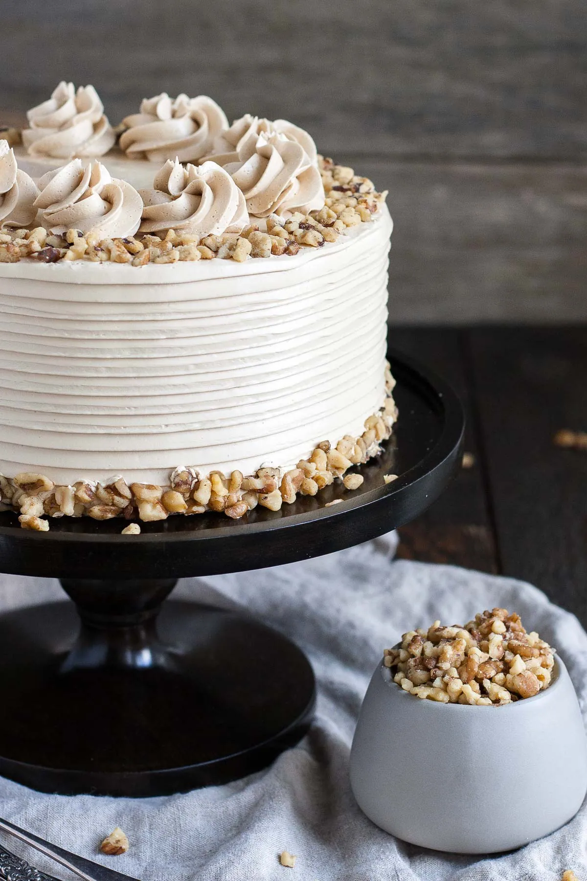 The perfect cake. Торт "безе с фундуком" (Hazelnut Meringue Cake). Украшение торта. Торт с кремовым декором. Украшение торта грецкими орехами.