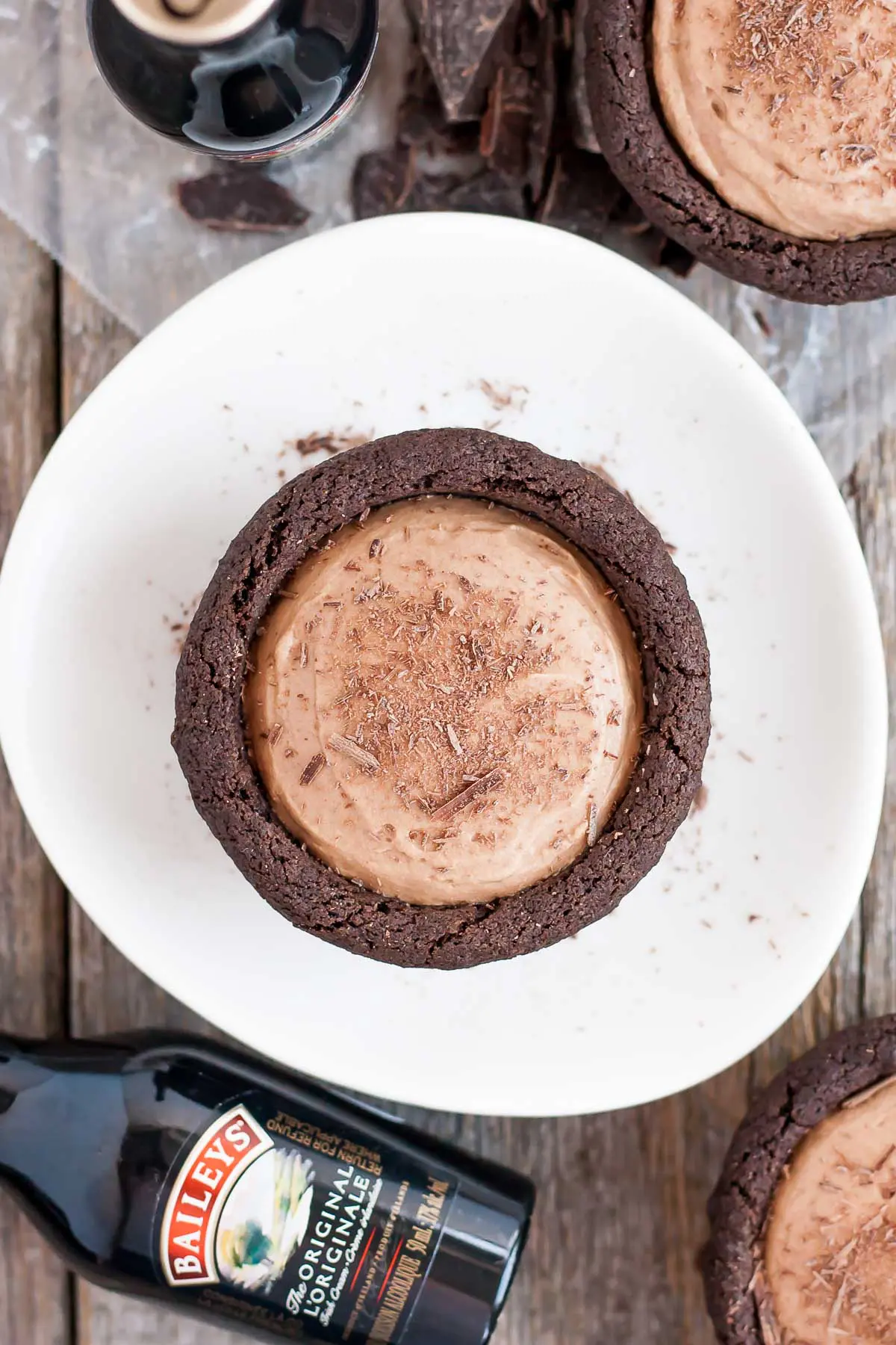 Luftaufnahme eines Baileys Cheesecake Cookie Cup.