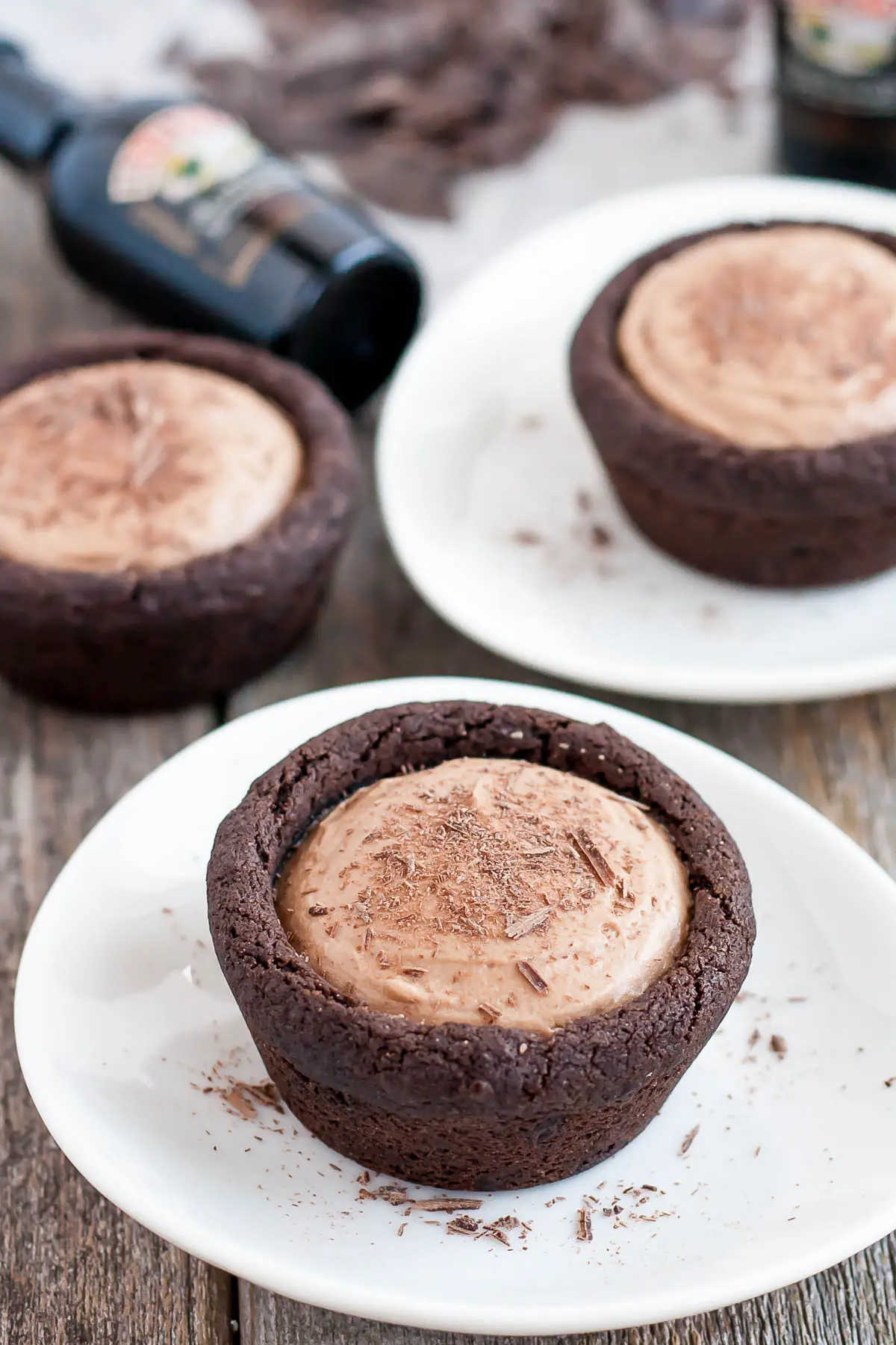 Pastel de queso de chocolate Baileys asociado con ricas galletas de chocolate