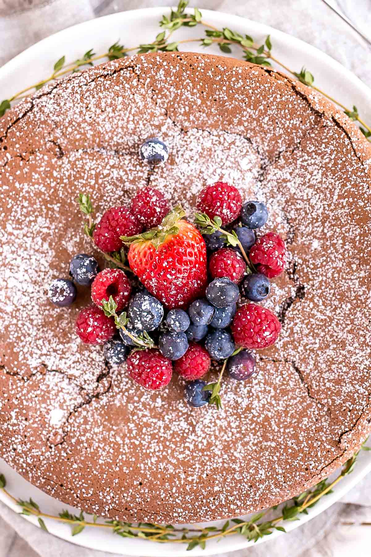 A close up of the fruit on top of the cake.