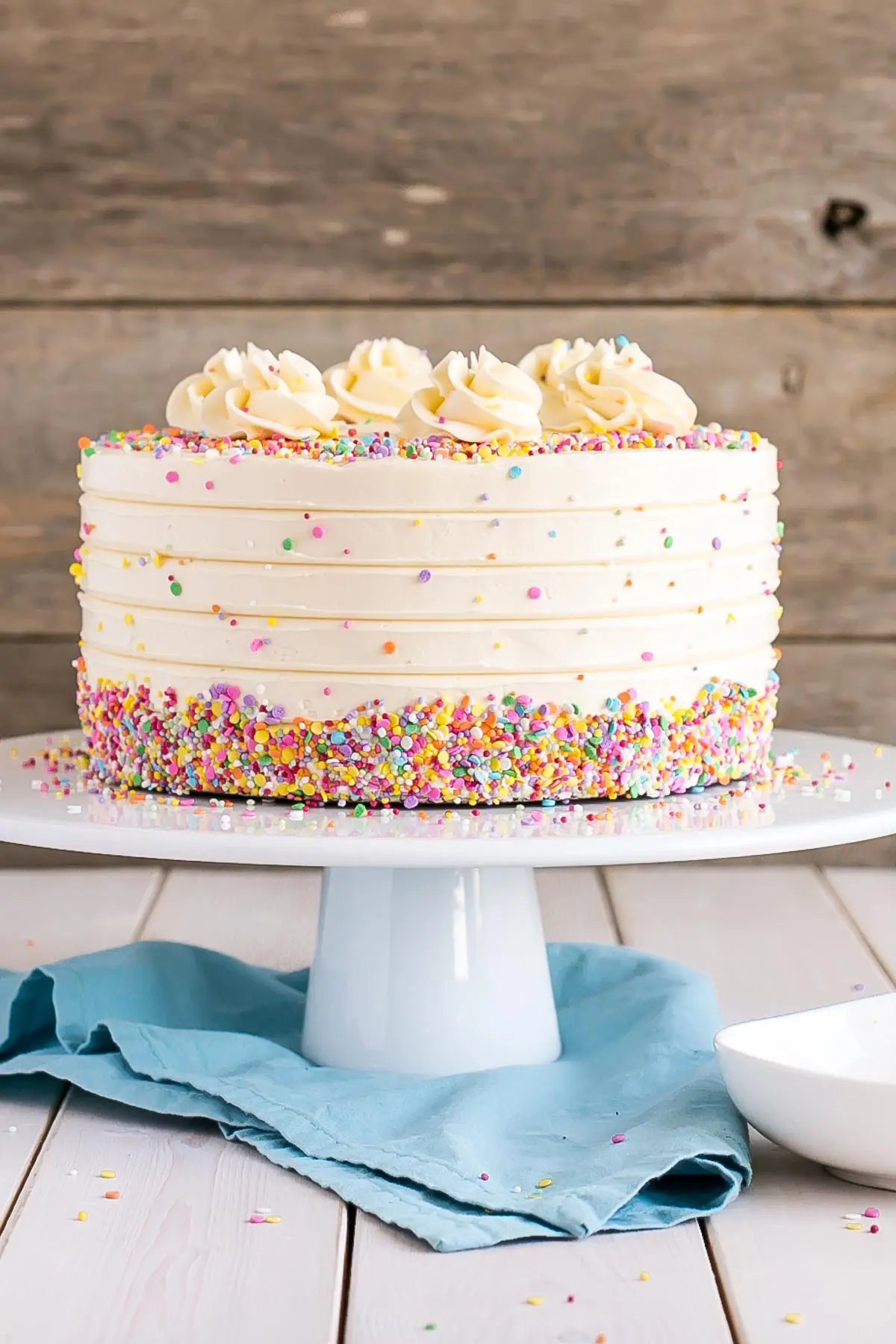 Gâteau à la vanille classique avec crème au beurre vanille et paillettes.