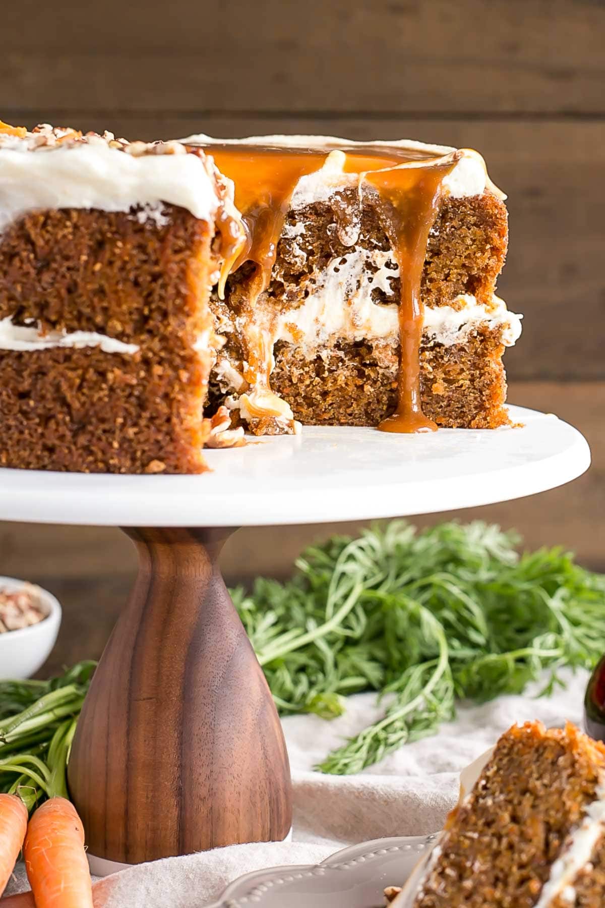 Gâteau aux carottes sur un support à gâteaux.