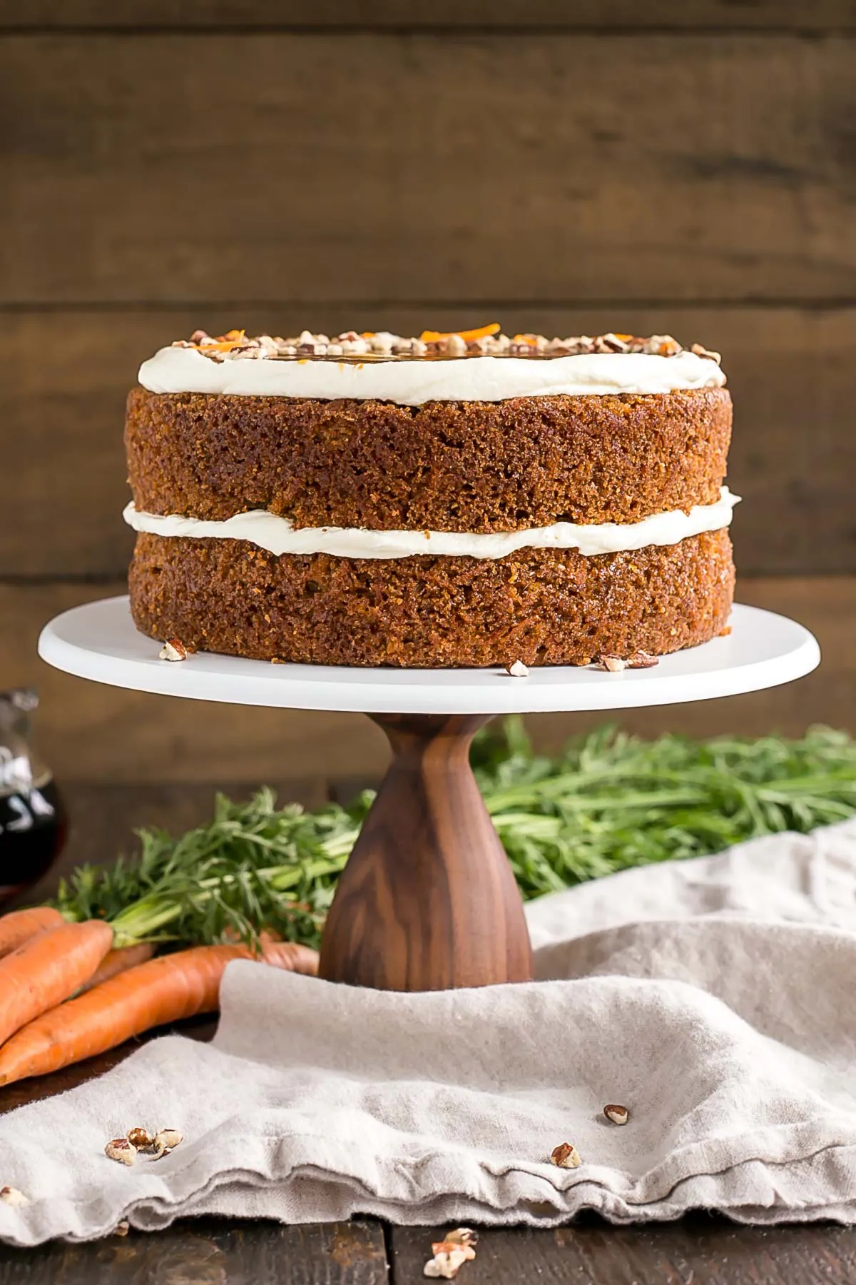 Gâteau au caramel d'érable sur un support à gâteaux.