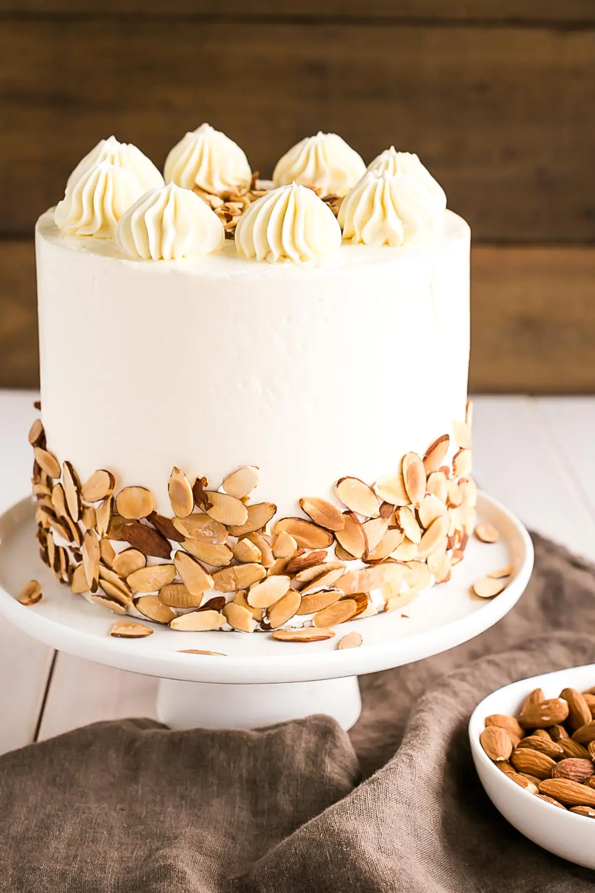 https://livforcake.com/wp-content/uploads/2017/09/almond-amaretto-cake-6.jpg