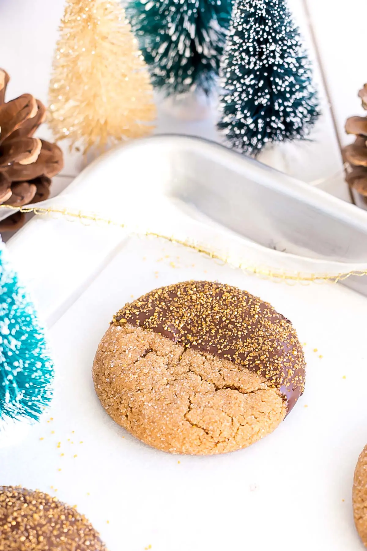 Galleta con chocolate en una bandeja para hornear.