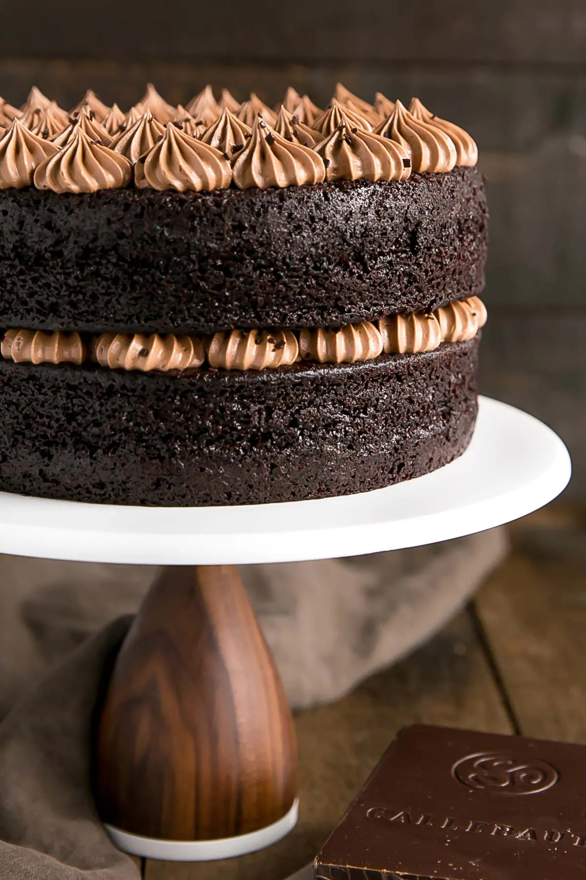 Close up of a chocolate cake sitting on top of a table