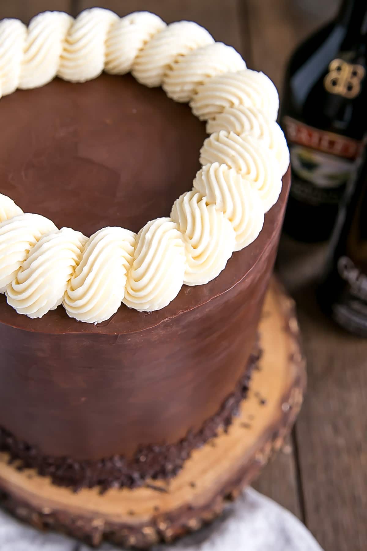 Baileys & Guinness Cake! A rich chocolate cake infused with Guinness paired with a Baileys dark chocolate ganache and a Baileys buttercream. | livforcake.com