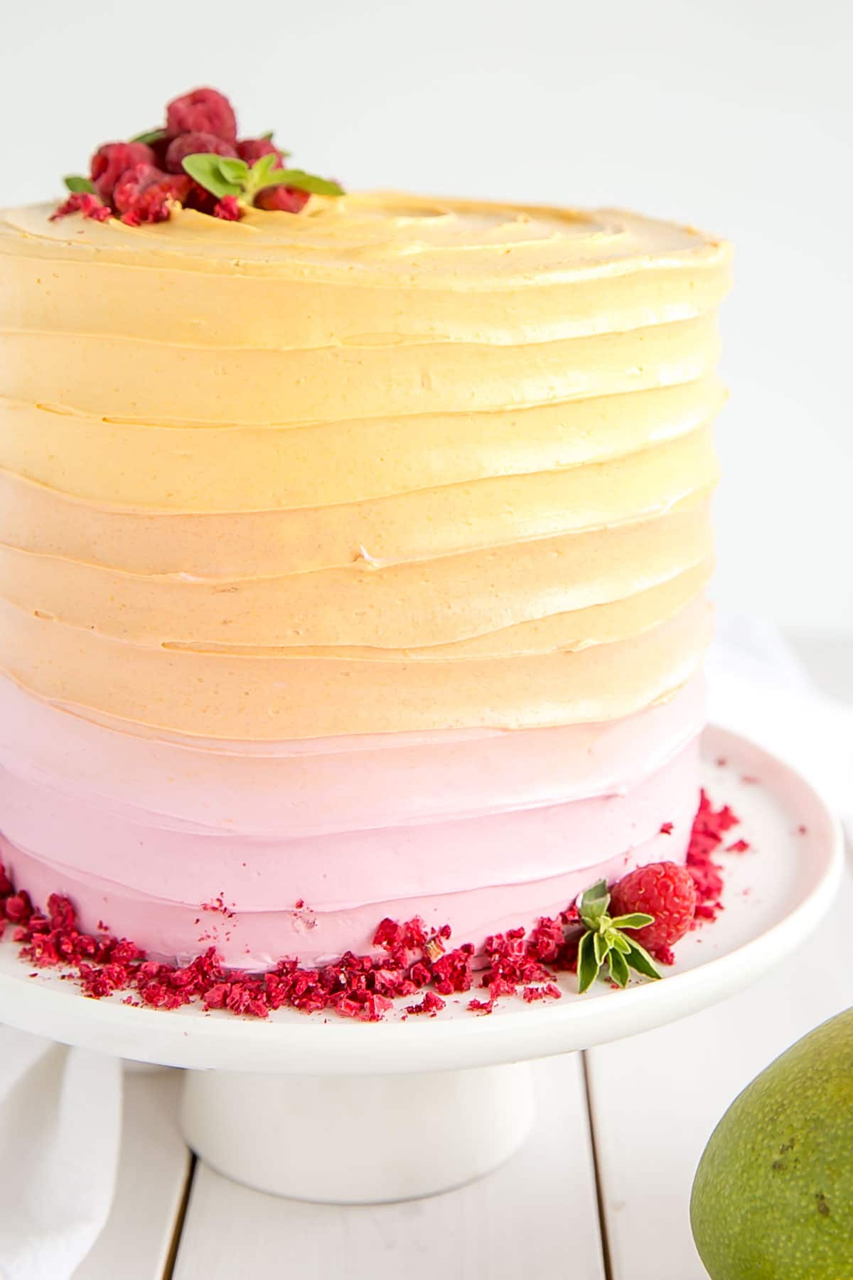 https://livforcake.com/wp-content/uploads/2018/05/raspberry-mango-cake-5.jpg