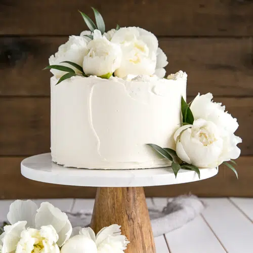 10 Perfect All White Wedding Cakes | weddingsonline