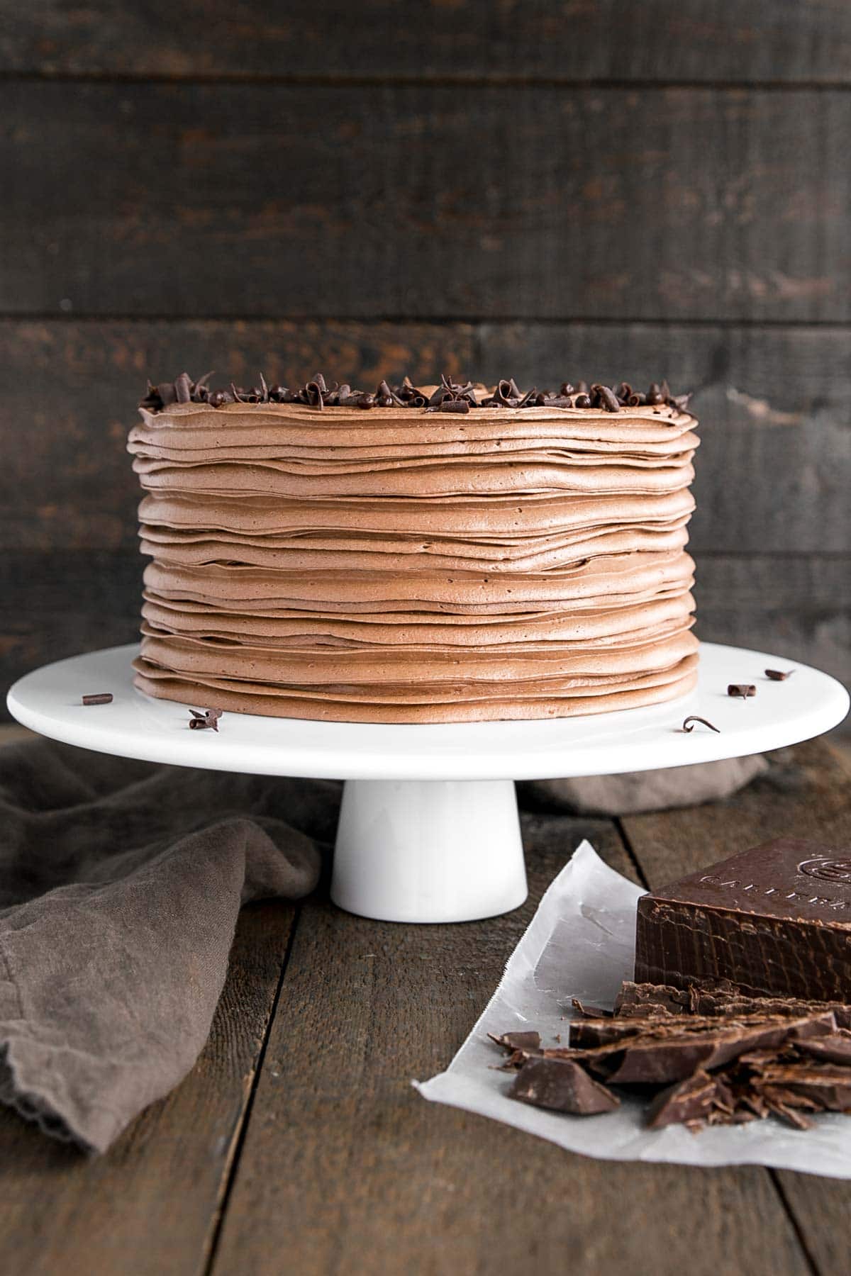 Gâteau au chocolat classique avec un riche beurre crémeux au chocolat.