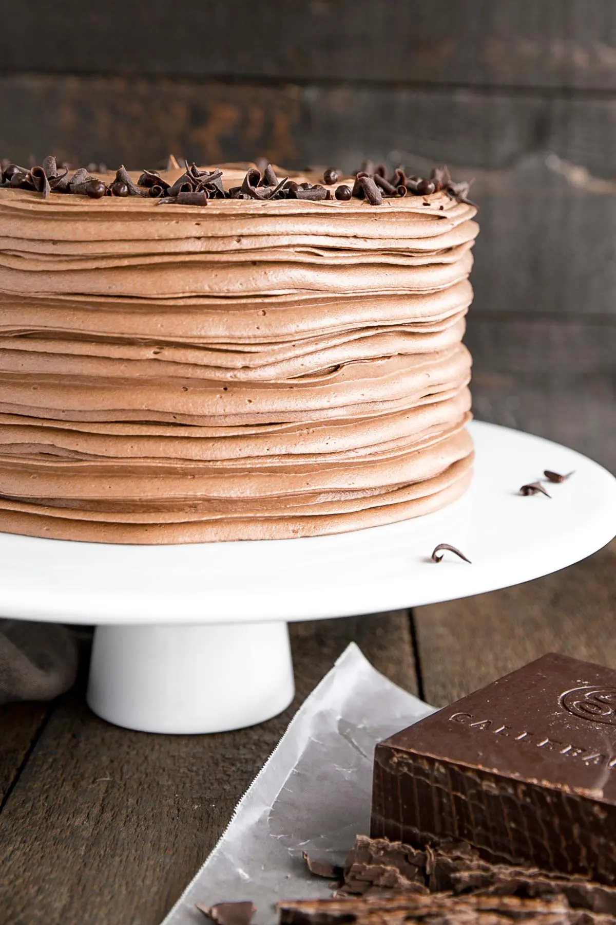 Gros plan de la texture sur les côtés du gâteau.