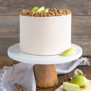 This Apple Crisp Cake pairs spice cake layers with a delicious homemade apple pie filling and apple crisp crumble. | livforcake.com