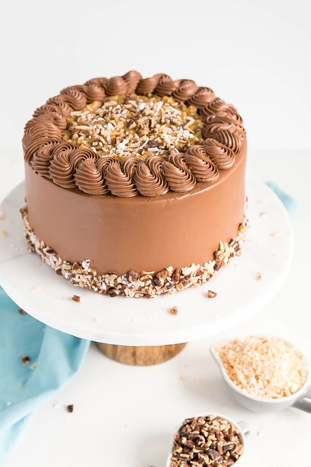 Vue inclinée du gâteau montrant le dessus rempli de la garniture de pécan.