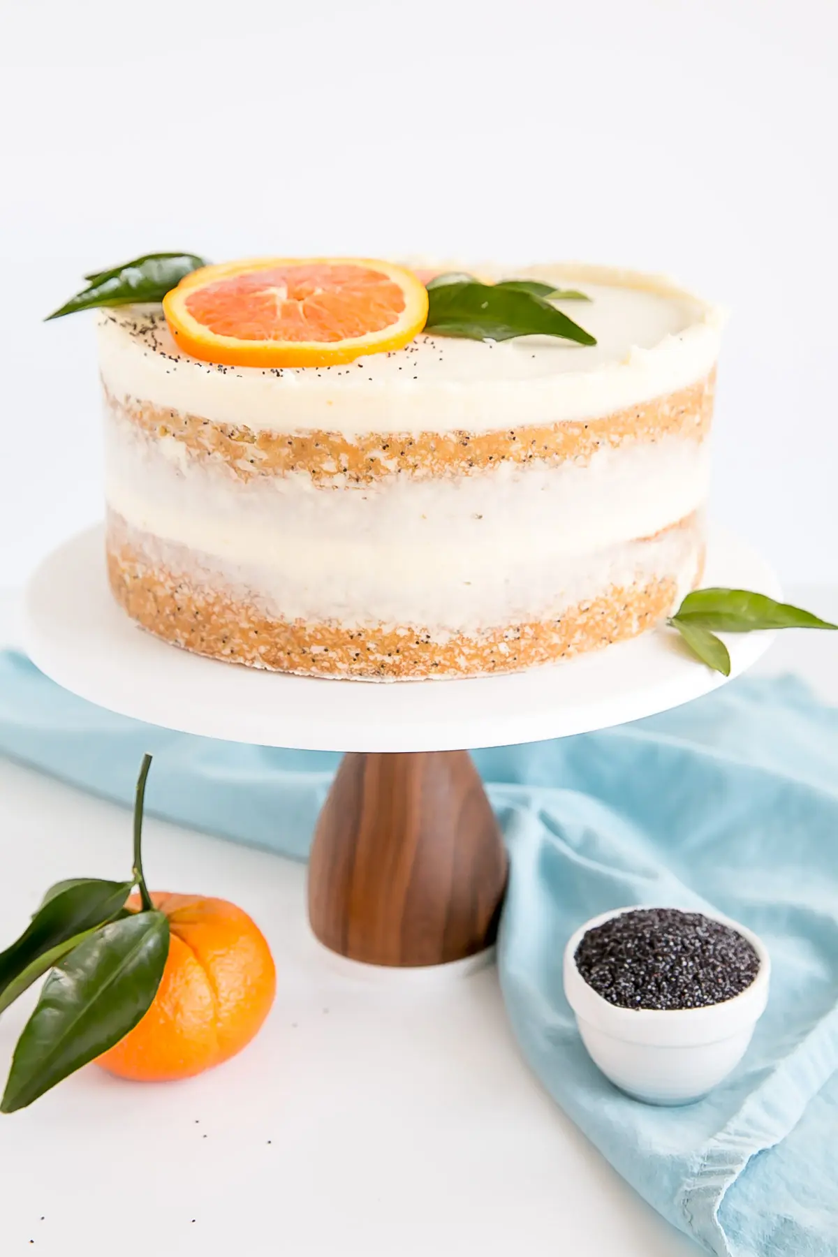 gâteau aux graines de pavot à l'orange décoré à style gâteau nu.