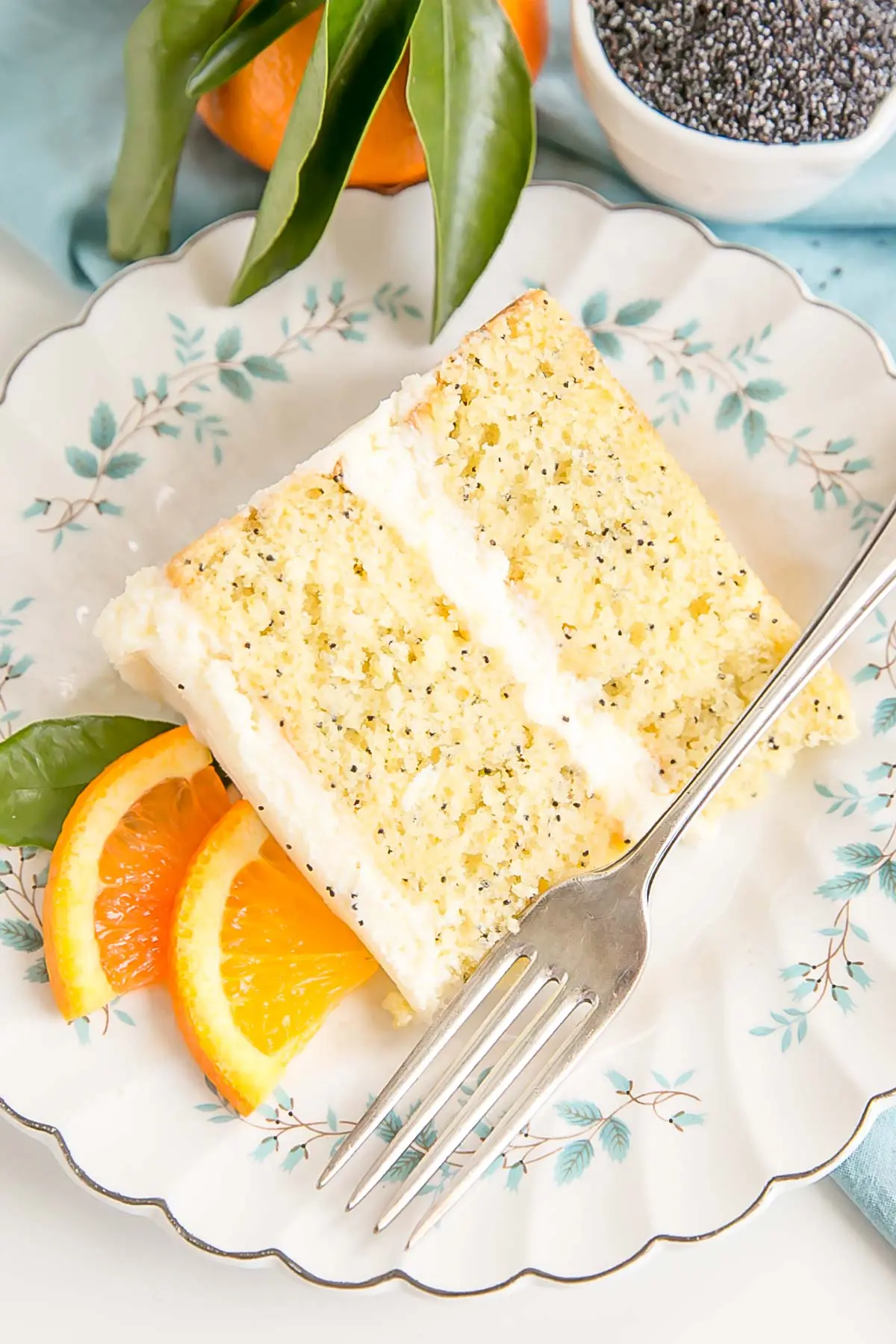 Tranche de gâteau aux graines de pavot à l'orange dans une assiette.