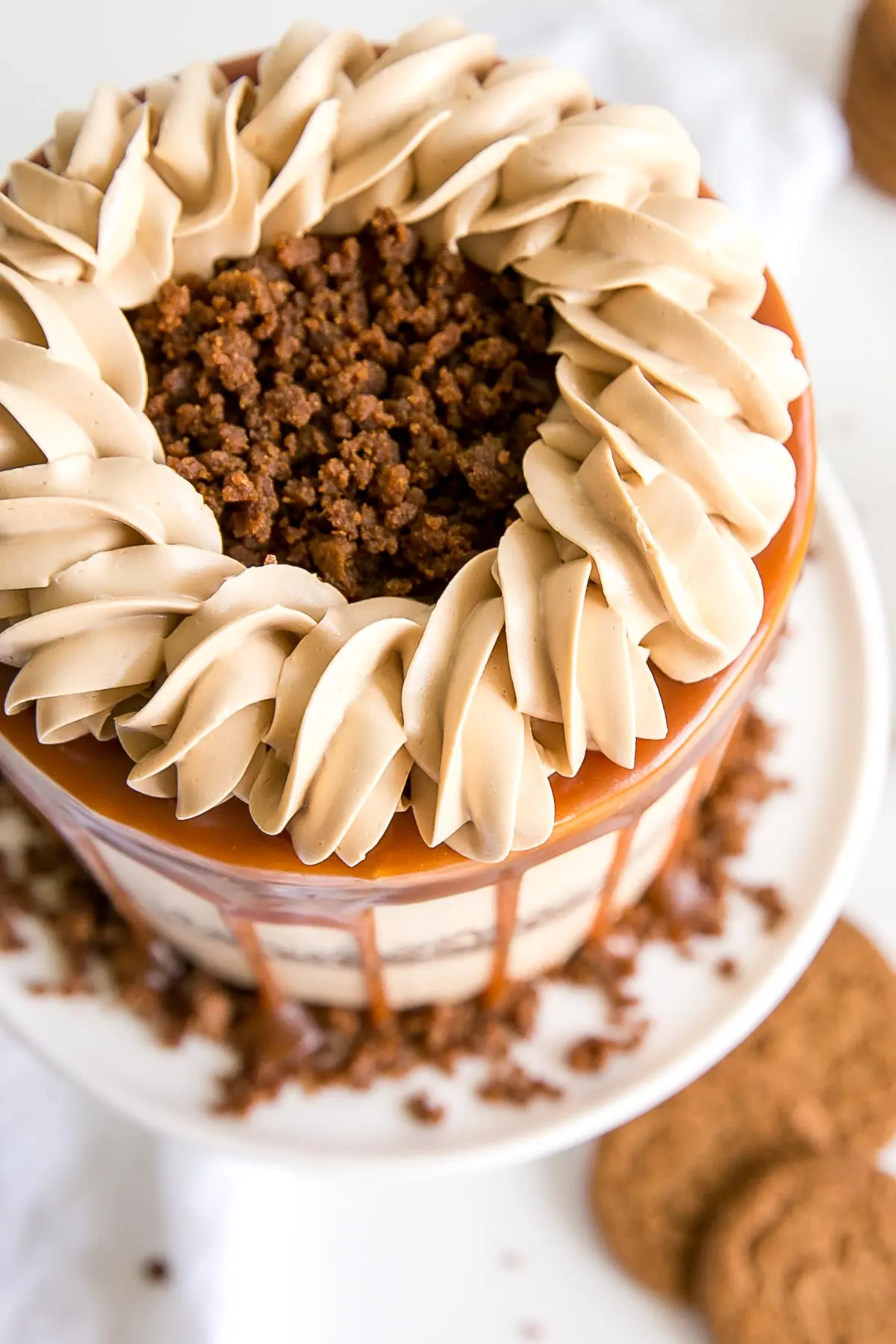 https://livforcake.com/wp-content/uploads/2019/06/caramel-gingerbread-cake-5.jpg