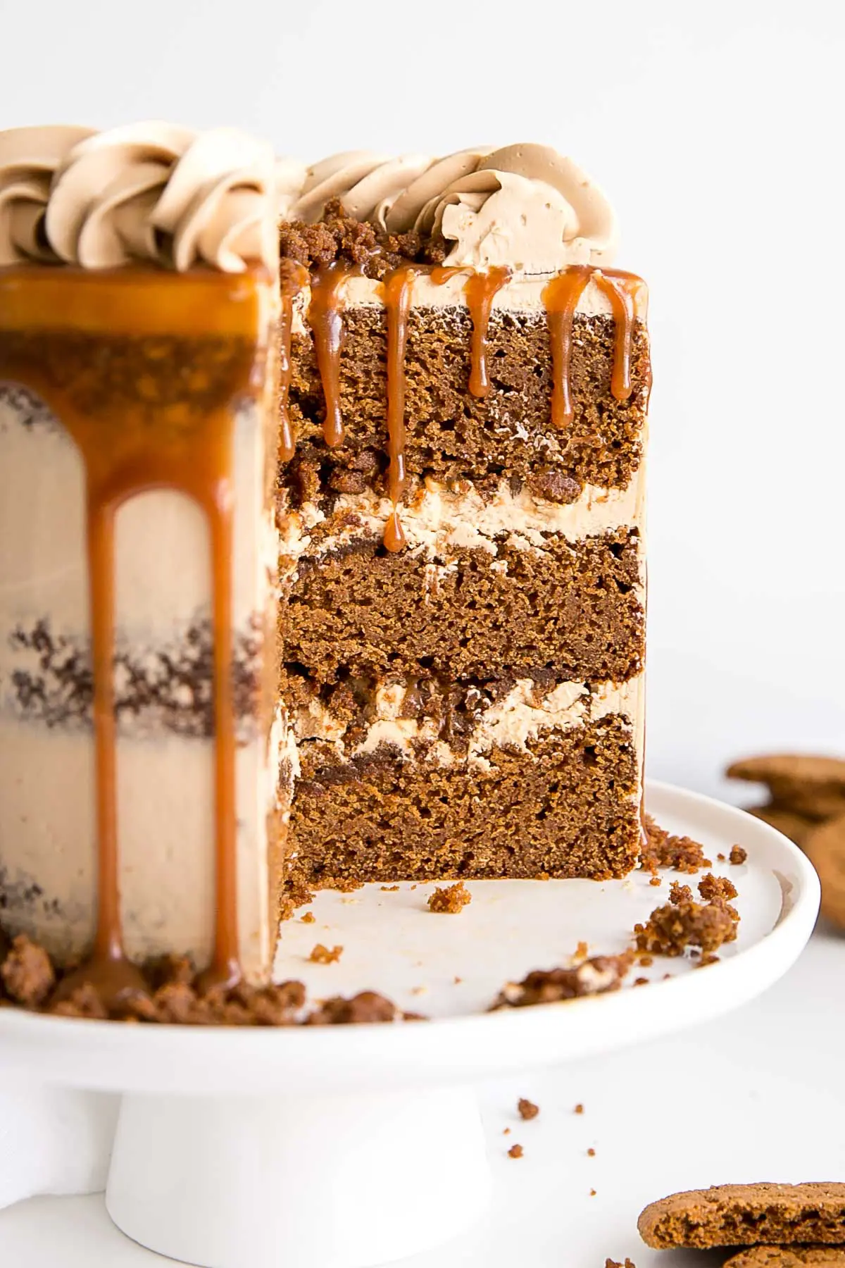 Gingerbread cake recipe with caramel biscuit icing