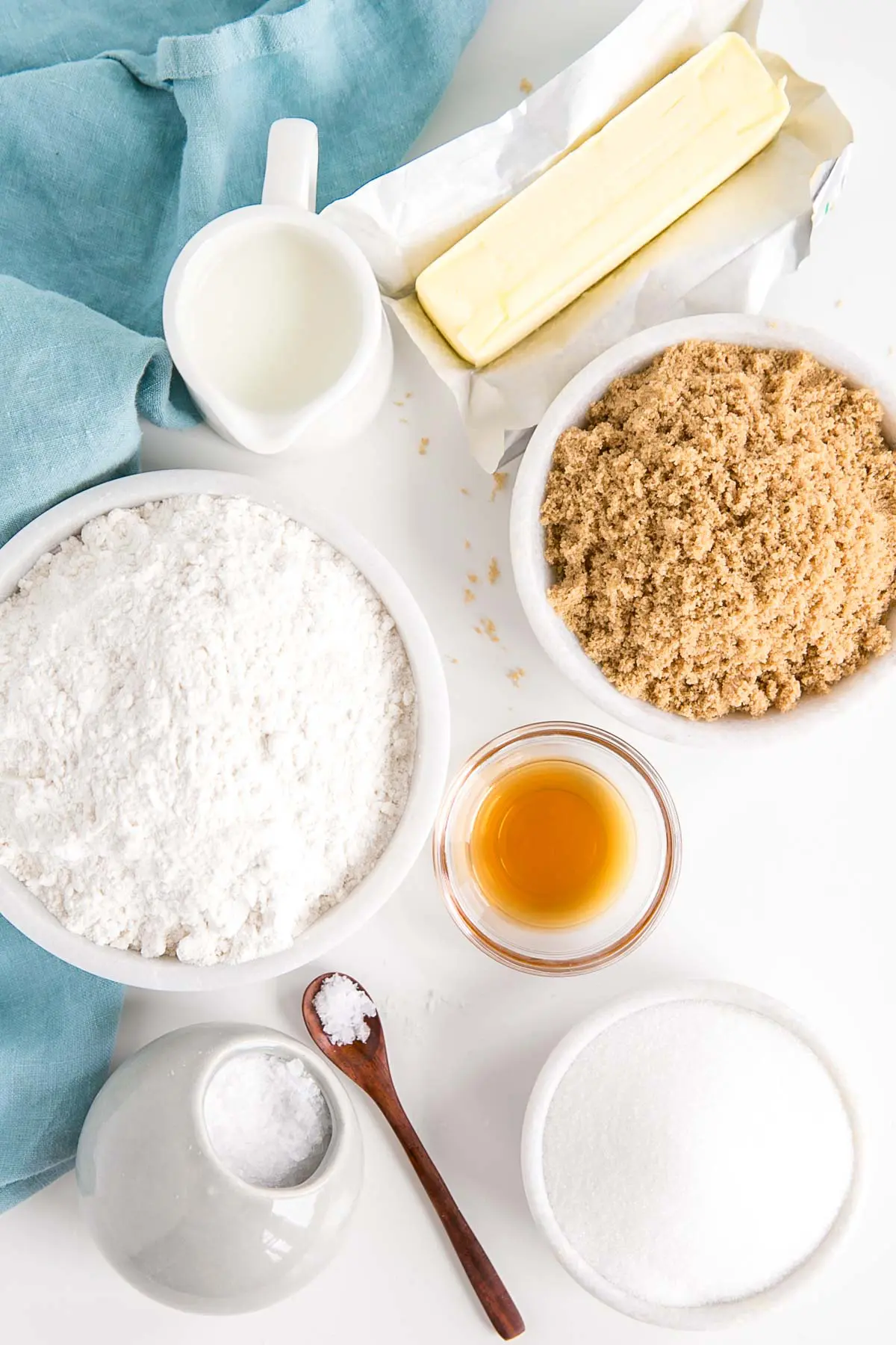 Photo des ingrédients nécessaires - farine, sucres, beurre, lait, sel, vanille.