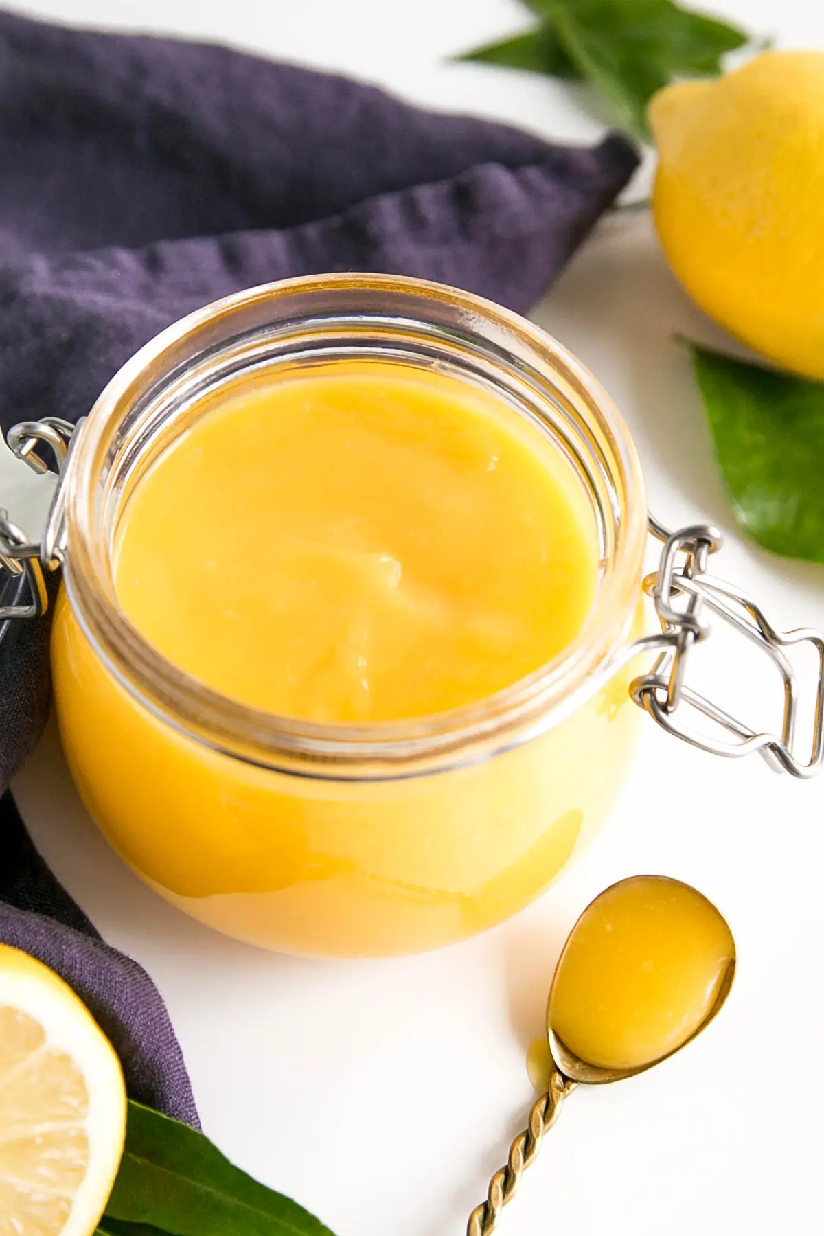 The easiest lemon curd recipe you will ever make! It's the perfect sweet-tart addition to your cakes, pastries, and a variety of other baked goods. | livforcake.com