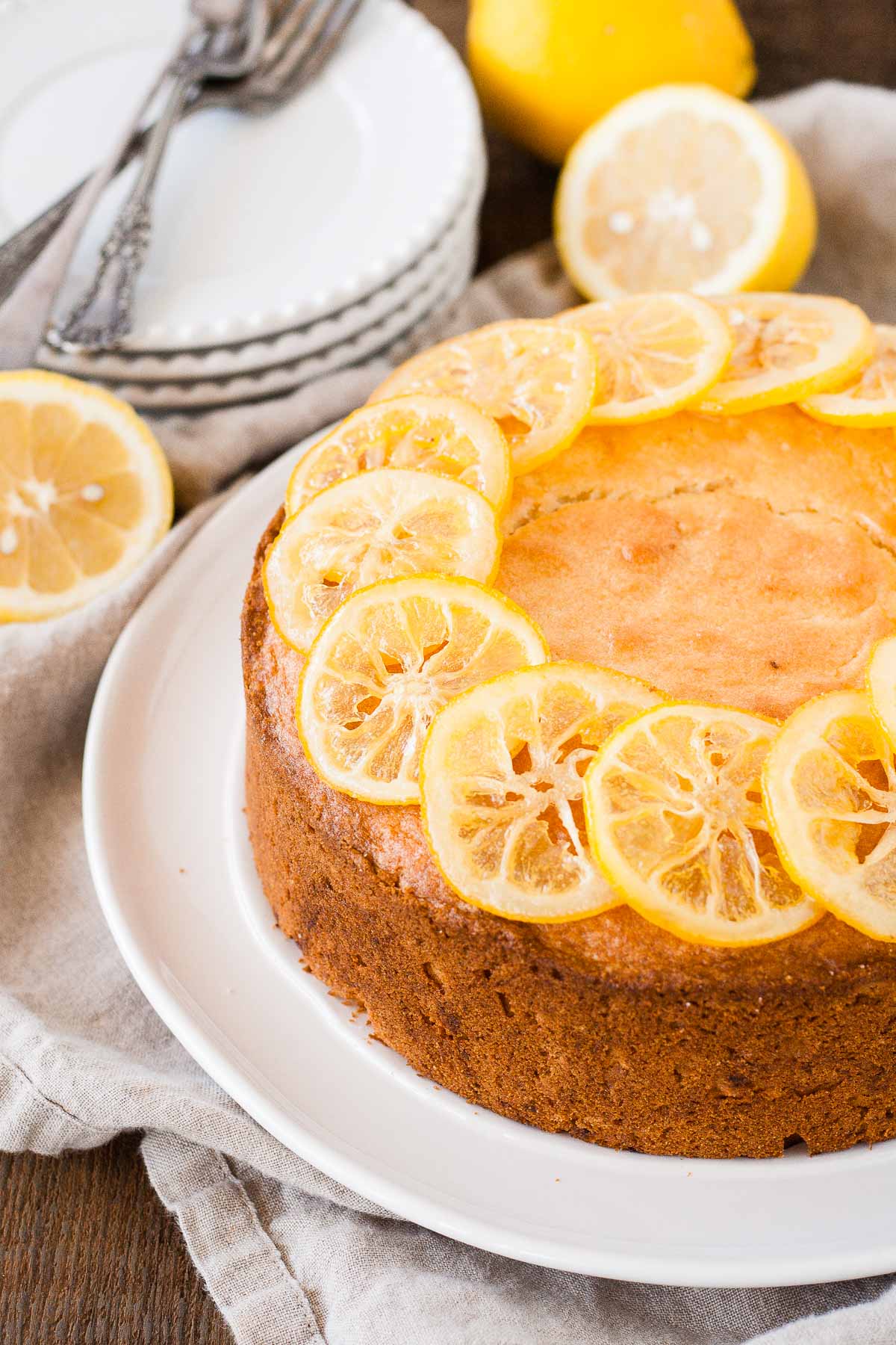 Gâteau avec des tranches de citron confit sur le dessus.