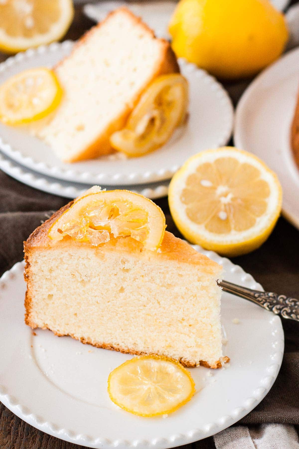 Tranche de gâteau sur une assiette.