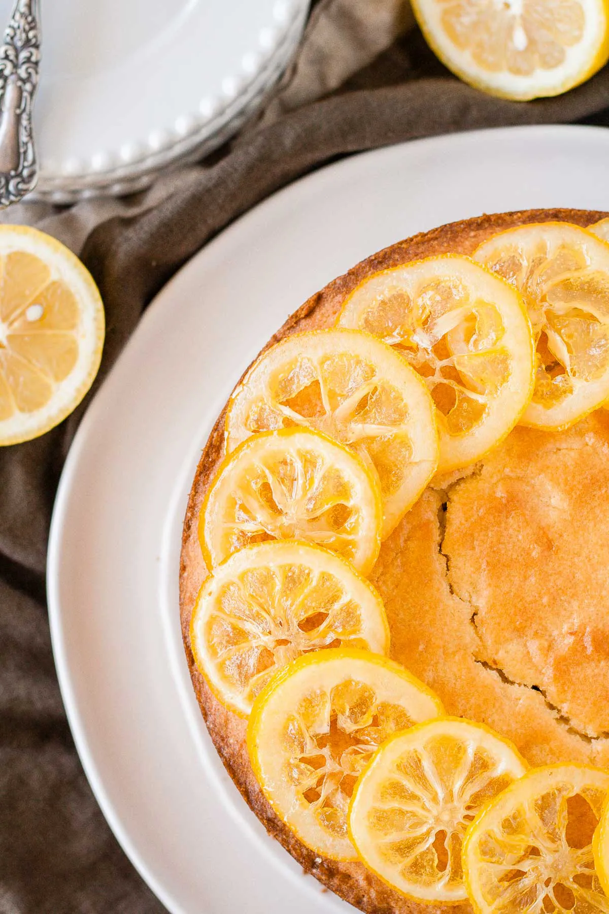 Vue fatale du gâteau sur une assiette blanche.