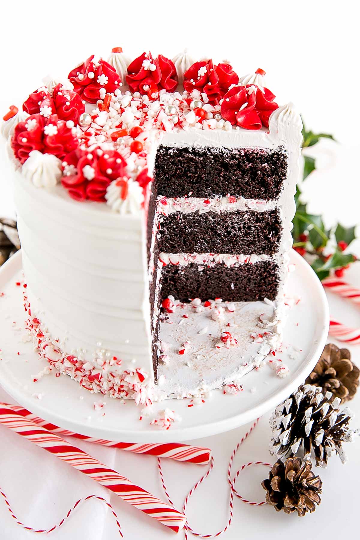  Sezione trasversale angolata della torta di menta piperita al cioccolato che mostra l'interno.