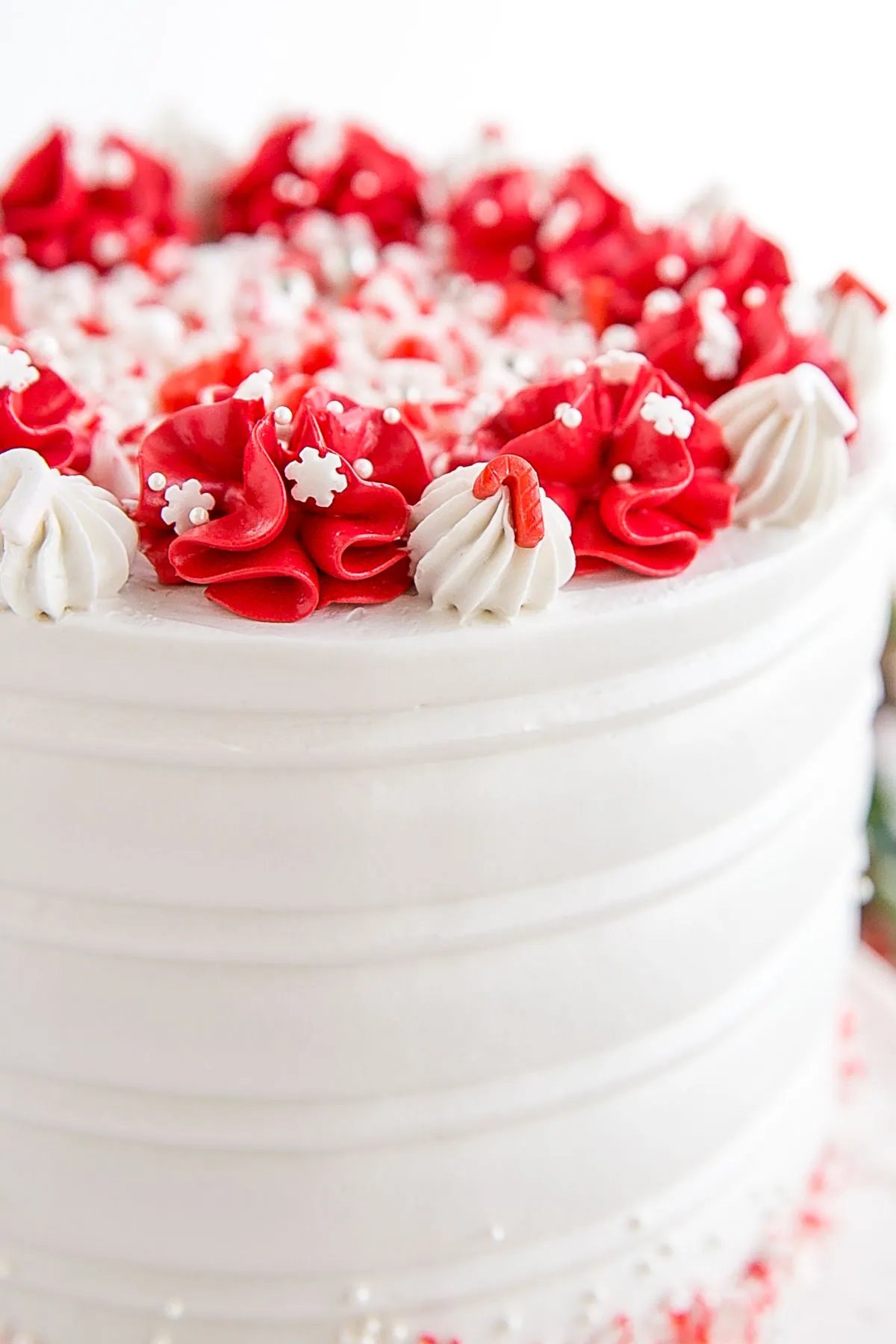  Gros plan des poupées rouges sur le dessus du gâteau.